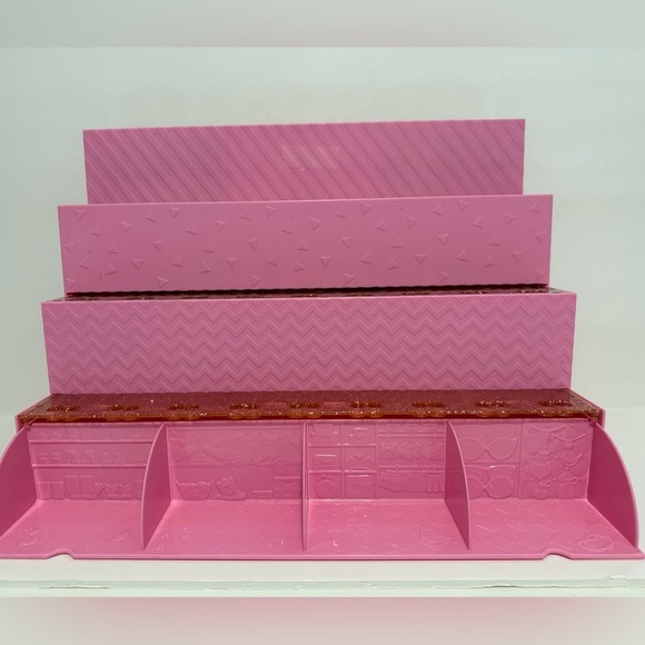 L.O.L. Surprise! Pop-Up Store. It is a 3-in-1 playset - Picture 2 of 6